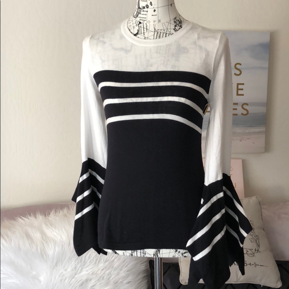 Vince Camuto Stunning Handkerchief Sleeve Top - Picture 3 of 4